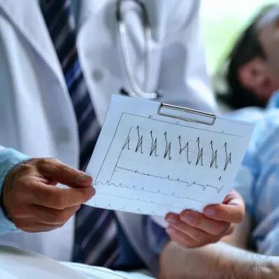 Lekar razgovara sa pacijentom tokom internističkog pregleda